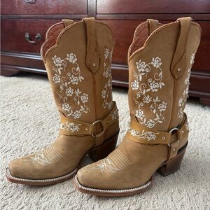 Women's Artillero Flower Embroidered Snip Toe Cowboy Boots 9.5